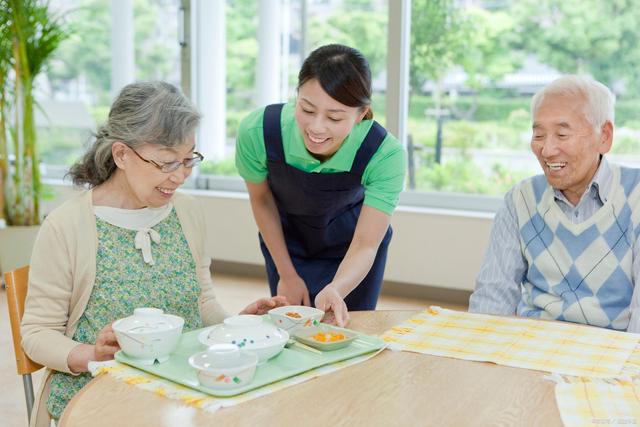 居家養(yǎng)老護(hù)理員十大要求 從業(yè)者、老年人及家人都該看的重要指南
